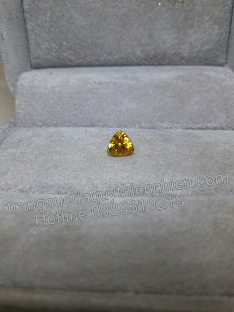 Sapphire vàng thiên nhiên hình tam giác - MS: XTSA016